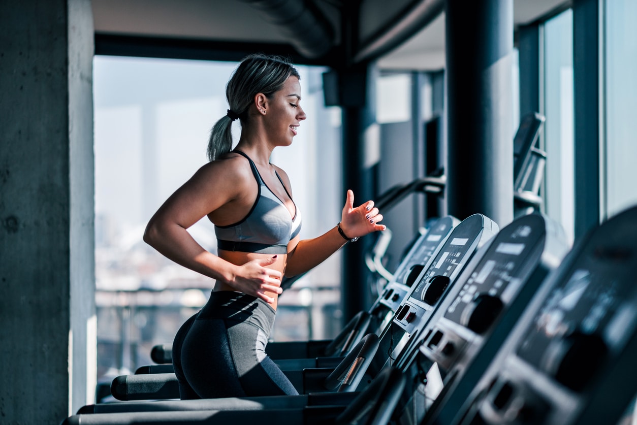 Une femme courant sur un tapis de course